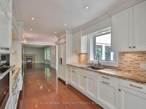 126 Forest Heights Blvd, Toronto, ON - Indoor Photo Showing Kitchen With Upgraded Kitchen