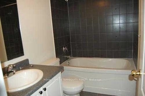 9-3250 Bentley Dr, Mississauga, ON - Indoor Photo Showing Bathroom