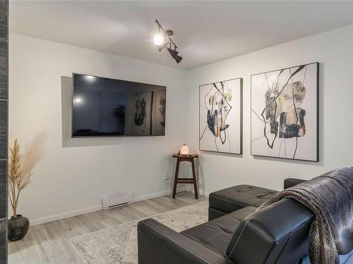 104-3089 Barons Rd, Nanaimo, BC - Indoor Photo Showing Living Room