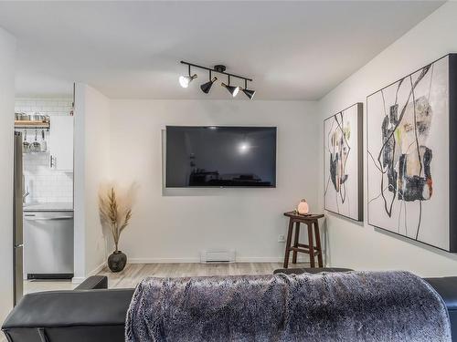 104-3089 Barons Rd, Nanaimo, BC - Indoor Photo Showing Living Room