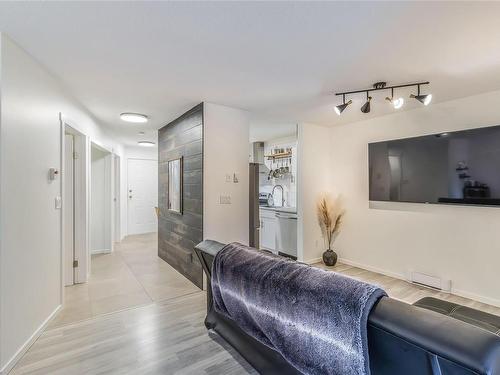 104-3089 Barons Rd, Nanaimo, BC - Indoor Photo Showing Living Room