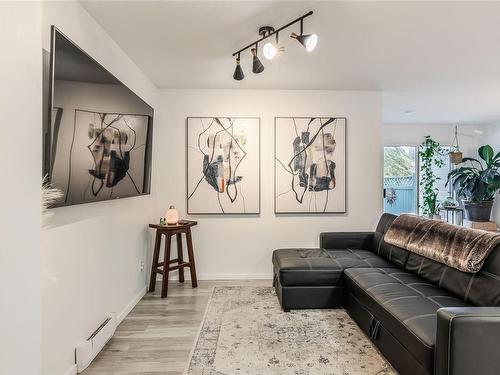 104-3089 Barons Rd, Nanaimo, BC - Indoor Photo Showing Living Room