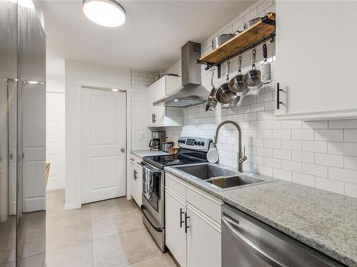 104-3089 Barons Rd, Nanaimo, BC - Indoor Photo Showing Kitchen With Double Sink