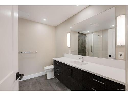 401-741 Travino Lane, Saanich, BC - Indoor Photo Showing Bathroom