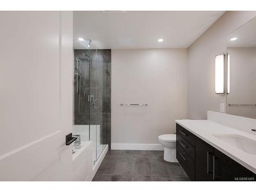 401-741 Travino Lane, Saanich, BC - Indoor Photo Showing Bathroom