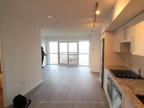 2519-275 Village Green Sq, Toronto, ON - Indoor Photo Showing Kitchen