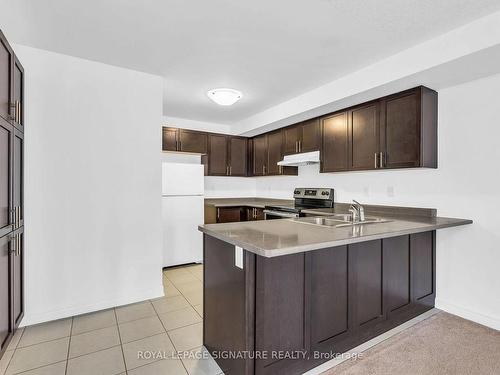 28-420 Linden Dr, Cambridge, ON - Indoor Photo Showing Kitchen With Double Sink