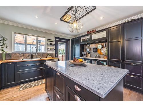 19894 68 Avenue, Langley, BC - Indoor Photo Showing Kitchen With Double Sink