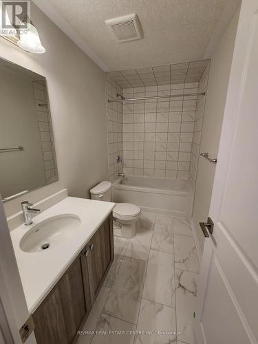 C037 - 25 Isherwood Avenue, Cambridge, ON - Indoor Photo Showing Bathroom