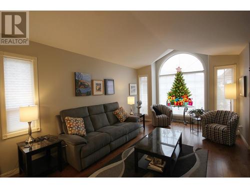 1634 Carmi Avenue Unit# 129, Penticton, BC - Indoor Photo Showing Living Room