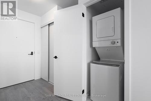 1412 - 220 Missinnihe Way, Mississauga, ON - Indoor Photo Showing Laundry Room