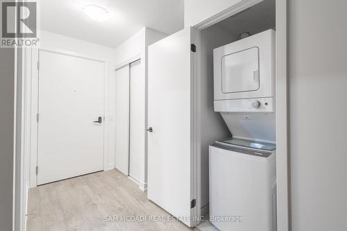 1412 - 220 Missinnihe Way, Mississauga, ON - Indoor Photo Showing Laundry Room