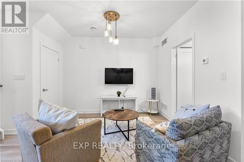 114 - 781 Clare Avenue, Welland, ON - Indoor Photo Showing Living Room