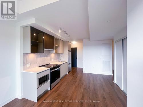 0 - 395 Dundas Street W, Oakville, ON - Indoor Photo Showing Kitchen