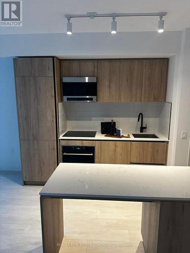 306 - 117 Broadway Avenue, Toronto, ON - Indoor Photo Showing Kitchen