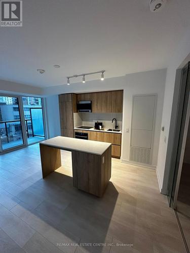 306 - 117 Broadway Avenue, Toronto, ON - Indoor Photo Showing Kitchen