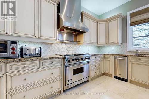 350 Paradelle Drive, Richmond Hill, ON - Indoor Photo Showing Kitchen With Upgraded Kitchen