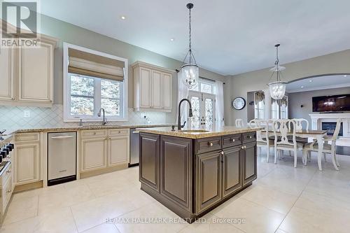 350 Paradelle Drive, Richmond Hill, ON - Indoor Photo Showing Kitchen With Upgraded Kitchen