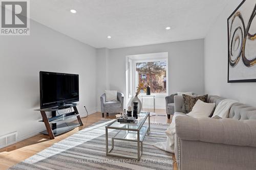 17 Welby Court, Ottawa, ON - Indoor Photo Showing Living Room