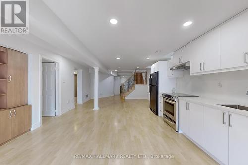 106 Colesbrook Road, Richmond Hill, ON - Indoor Photo Showing Kitchen