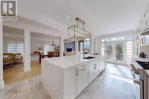 106 Colesbrook Road, Richmond Hill, ON - Indoor Photo Showing Kitchen With Upgraded Kitchen