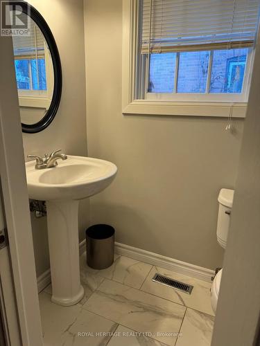 40.5 Victoria Street N, Kawartha Lakes (Lindsay), ON - Indoor Photo Showing Bathroom