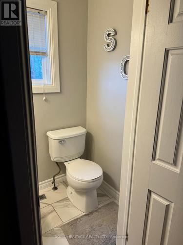 40.5 Victoria Street N, Kawartha Lakes (Lindsay), ON - Indoor Photo Showing Bathroom