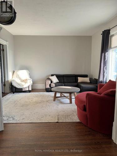 40.5 Victoria Street N, Kawartha Lakes (Lindsay), ON - Indoor Photo Showing Bedroom