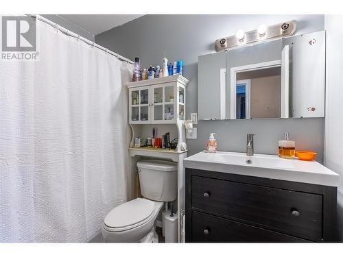 bathroom - 1105 Maclean Crescent, Cache Creek, BC - Indoor Photo Showing Bathroom