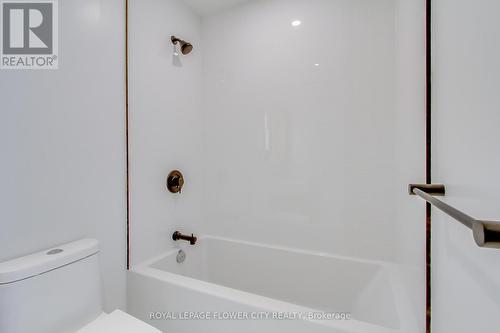 524 - 117 Broadway Avenue, Toronto, ON - Indoor Photo Showing Bathroom