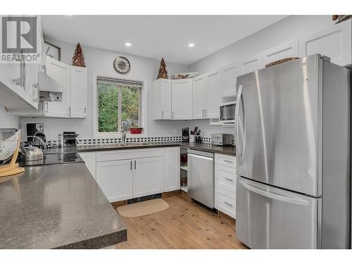 5882 Snow Pines Crescent Unit# A, Kelowna, BC - Indoor Photo Showing Kitchen