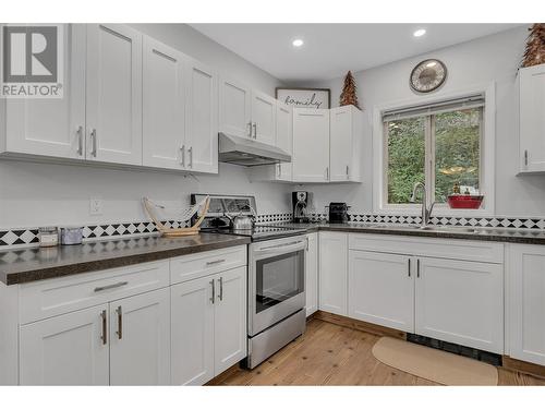 5882 Snow Pines Crescent Unit# A, Kelowna, BC - Indoor Photo Showing Kitchen