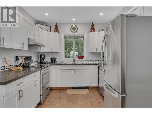 5882 Snow Pines Crescent Unit# A, Kelowna, BC - Indoor Photo Showing Kitchen