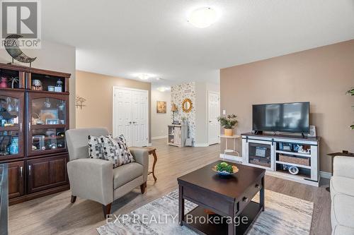 102 Huron Heights Drive, Ashfield-Colborne-Wawanosh, ON - Indoor Photo Showing Living Room