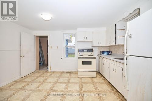 31 Wright Street, Welland (773 - Lincoln/Crowland), ON - Indoor Photo Showing Kitchen