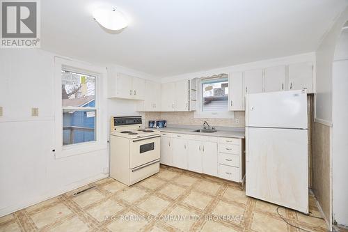 31 Wright Street, Welland (773 - Lincoln/Crowland), ON - Indoor Photo Showing Kitchen