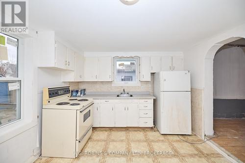 31 Wright Street, Welland (773 - Lincoln/Crowland), ON - Indoor Photo Showing Kitchen With Double Sink