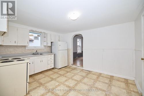 31 Wright Street, Welland (773 - Lincoln/Crowland), ON - Indoor Photo Showing Kitchen