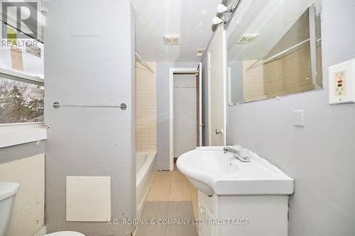 31 Wright Street, Welland (773 - Lincoln/Crowland), ON - Indoor Photo Showing Bathroom