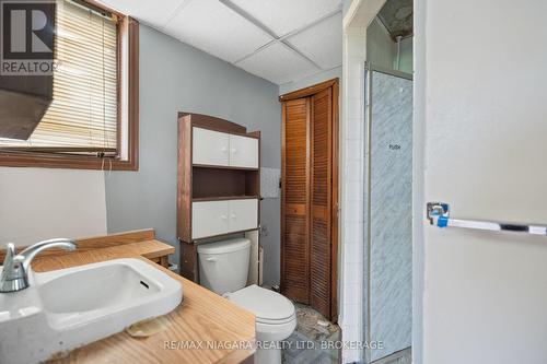 8279 Stanley Avenue, Niagara Falls (221 - Marineland), ON - Indoor Photo Showing Bathroom