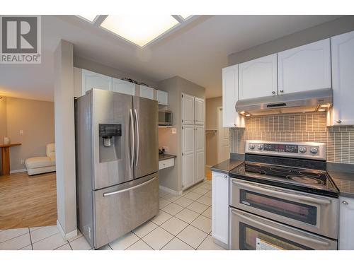 10580 Bonnie Drive, Lake Country, BC - Indoor Photo Showing Kitchen