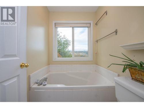 10580 Bonnie Drive, Lake Country, BC - Indoor Photo Showing Bathroom