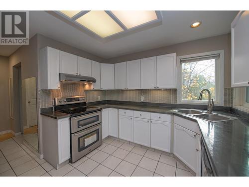 10580 Bonnie Drive, Lake Country, BC - Indoor Photo Showing Kitchen With Double Sink