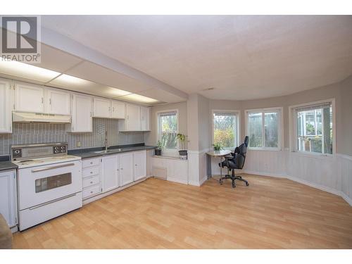 10580 Bonnie Drive, Lake Country, BC - Indoor Photo Showing Kitchen With Double Sink