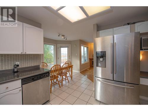 10580 Bonnie Drive, Lake Country, BC - Indoor Photo Showing Kitchen