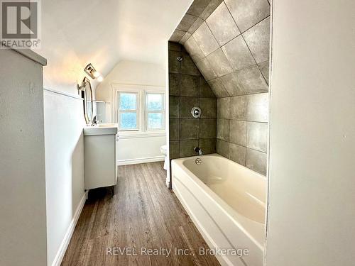 826 East Main Street, Welland (768 - Welland Downtown), ON - Indoor Photo Showing Bathroom