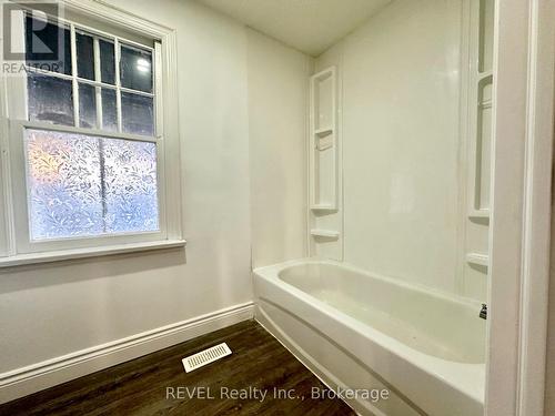 826 East Main Street, Welland (768 - Welland Downtown), ON - Indoor Photo Showing Bathroom