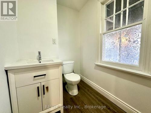 826 East Main Street, Welland (768 - Welland Downtown), ON - Indoor Photo Showing Bathroom