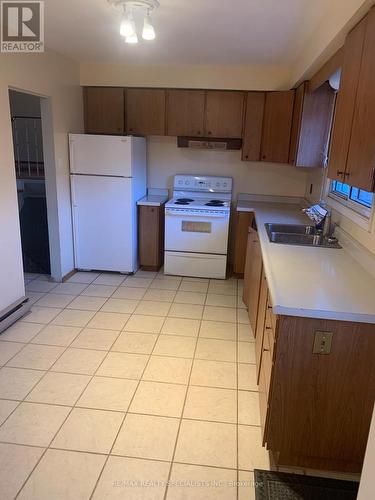 1089 Pearson Drive, Oakville, ON - Indoor Photo Showing Kitchen With Double Sink