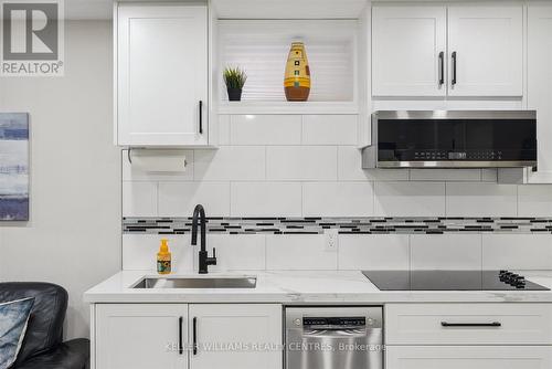 103 Gail Parks Crescent, Newmarket, ON - Indoor Photo Showing Kitchen With Upgraded Kitchen